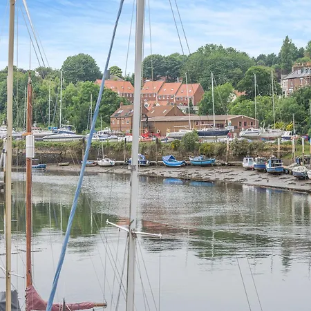 Island In The Stream Whitby